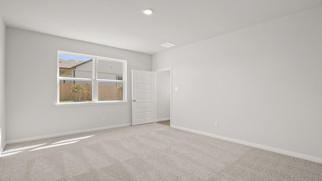 Spacious, unfurnished interior of a new home in Hunters Ranch, San Antonio (Image 13).