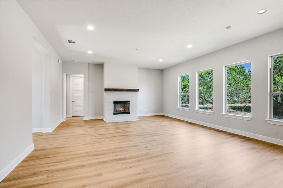 Spacious, unfurnished interior of a new home in , Burnet (Image 12).