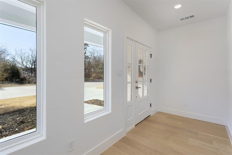 Pretty entry with windows