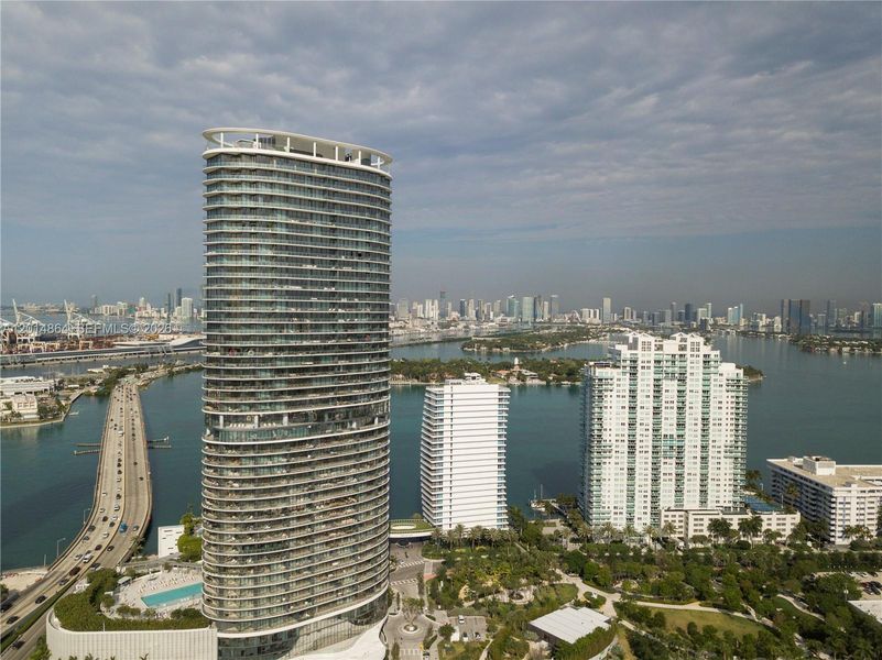 Condo located in Miami Beach, FL showcasing its design and architecture (Image 3).