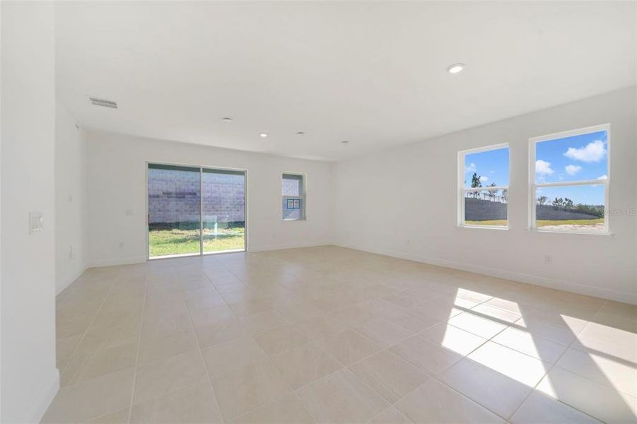 Spacious, unfurnished interior of a new home in Vintner Reserve, Clermont (Image 17).