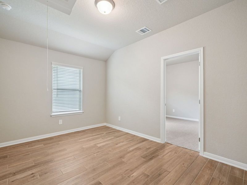 Spacious, unfurnished interior of a new home in Comanche Ridge, San Antonio (Image 22).