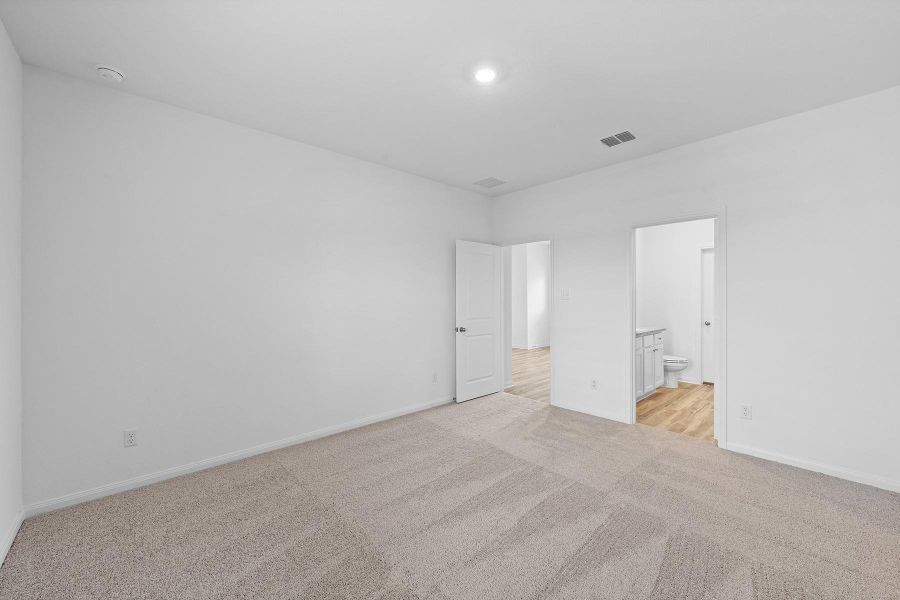 Spacious, unfurnished interior of a new home in , Elgin (Image 4).