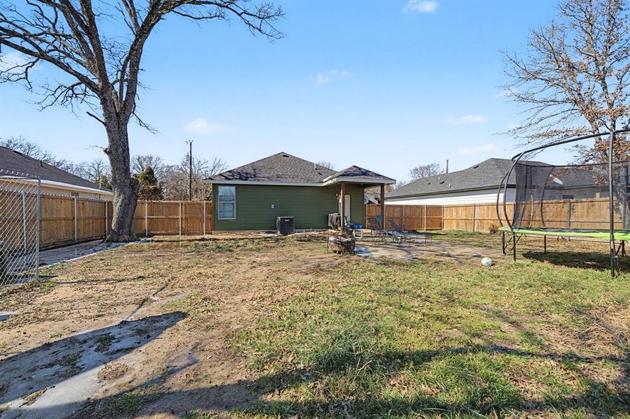 Exterior details and patio area of a home in , Malakoff (Image 20).