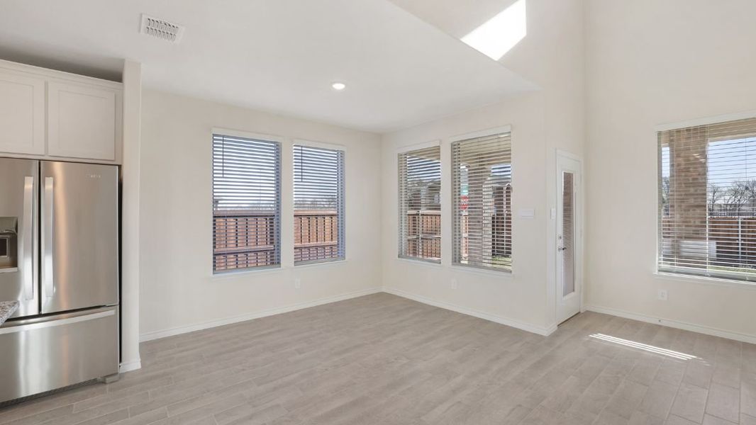 Spacious, unfurnished interior of a new home in The Preserve at Forum, Grand Prairie (Image 9).
