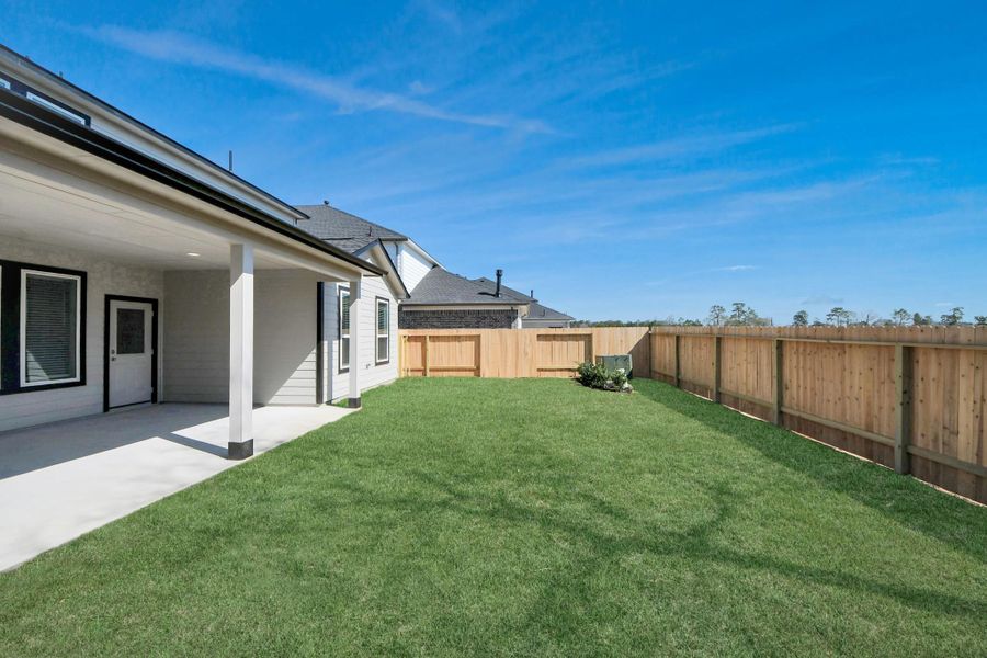 Discover the charm of this spacious backyard featuring a delightful covered patio. With ample room for both play and relaxation, it's the perfect outdoor haven. Tailor this space to your liking with patio furniture, a BBQ pit, and more. The potential for creating your dream outdoor living area is limitless!