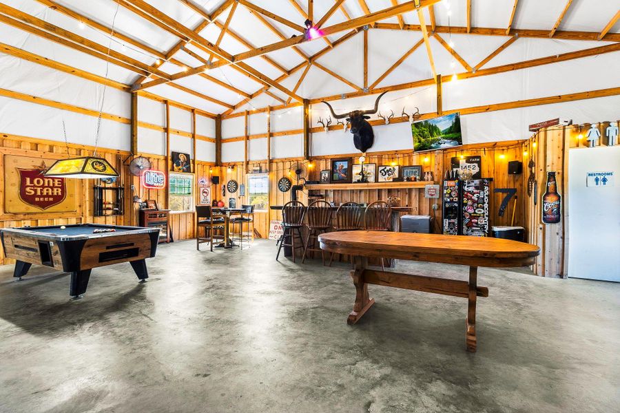 Community amenities in , Normangee (Image 33).