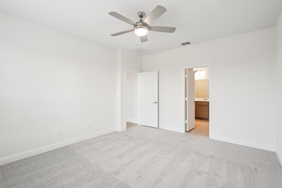 Spacious, unfurnished interior of a new home in Eagle Creek, Denton (Image 18).