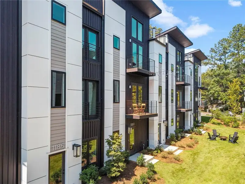 Condo located in Atlanta, GA showcasing its design and architecture (Image 4).