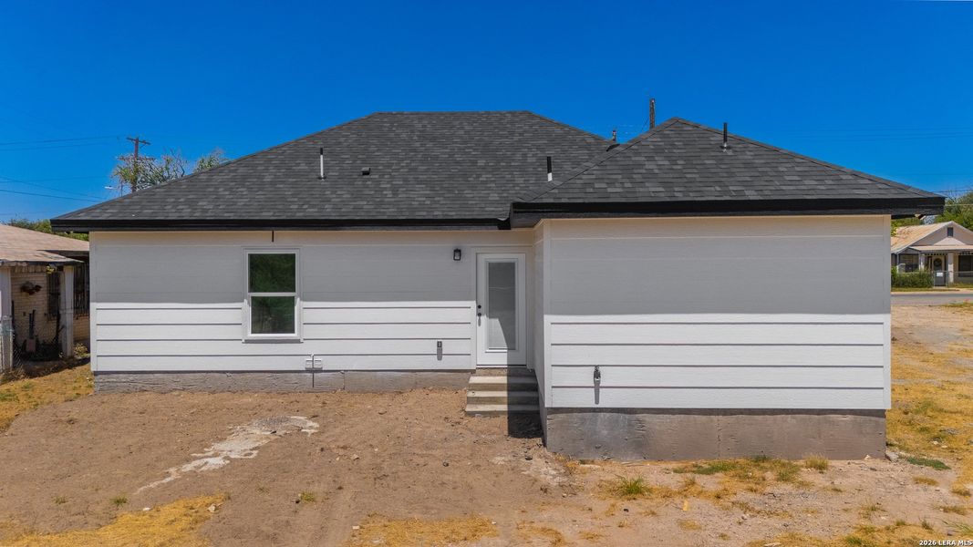 Exterior details and patio area of a home in , Eagle Pass (Image 4).