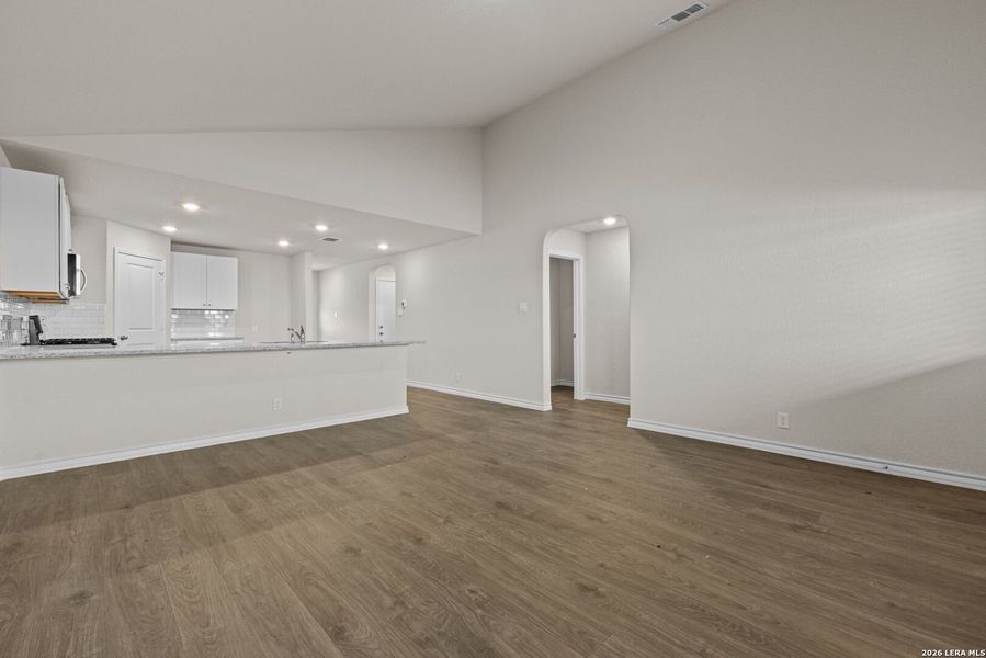 Spacious, unfurnished interior of a new home in Stonehill, San Antonio (Image 14).