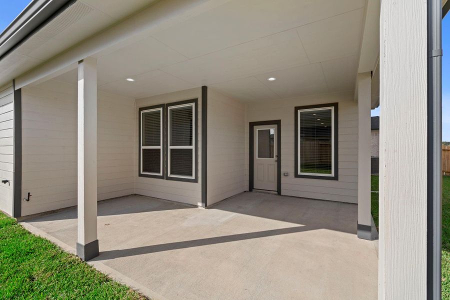 Exterior details and patio area of a home in Briarwood Crossing, Rosenberg (Image 3).