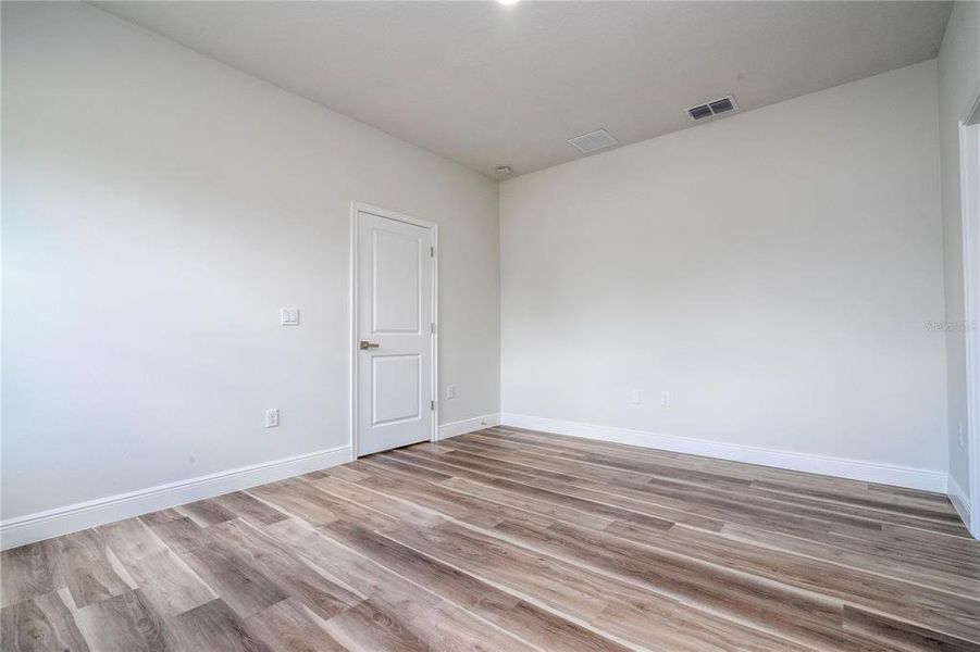 Spacious, unfurnished interior of a new home in , Ocala (Image 26).