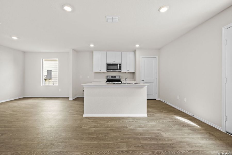Spacious, unfurnished interior of a new home in Spring Valley, New Braunfels (Image 9).