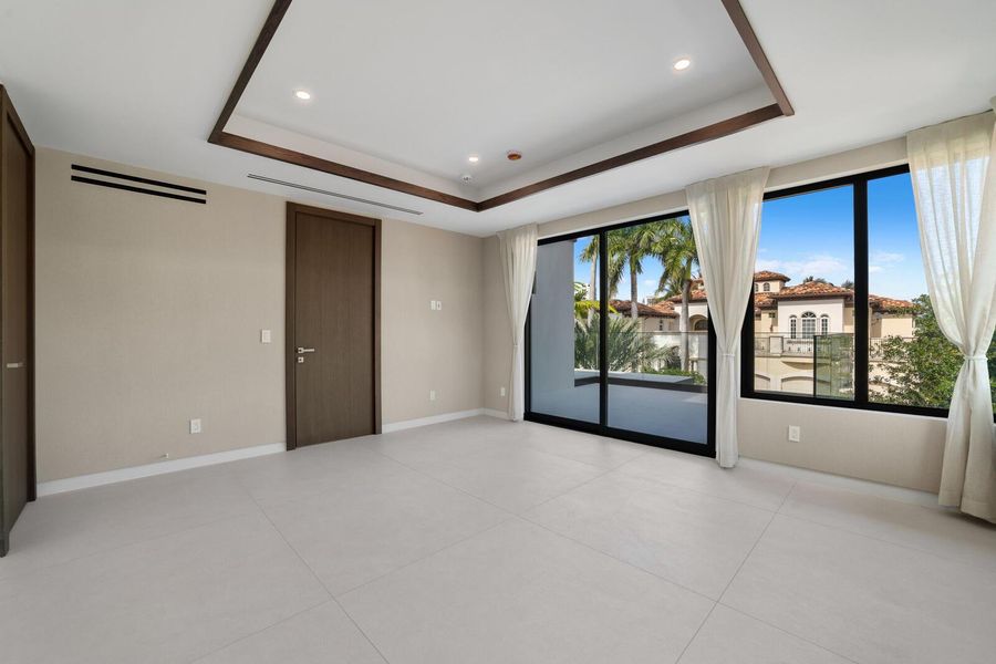 _LG10584-MLS _LG10584-MLS