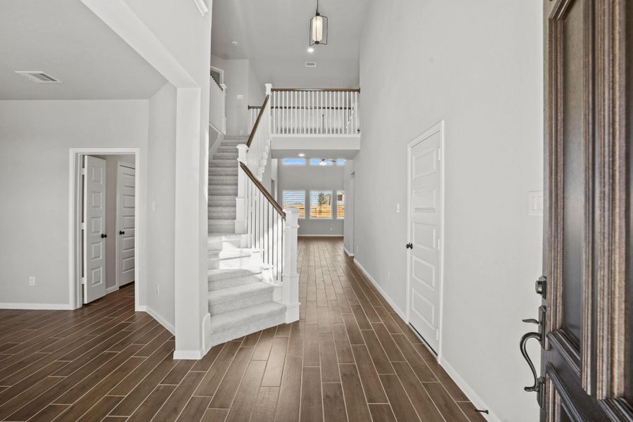 Welcoming foyer (*Photo not of actual home and used for illustration purposes only.)