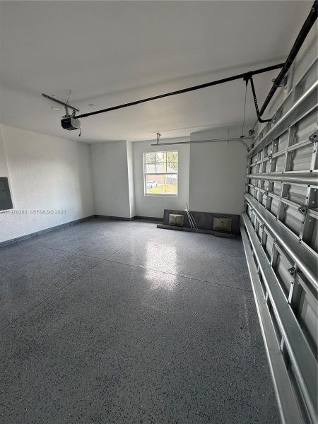 Spacious, unfurnished interior of a new home in , Lehigh Acres (Image 7).