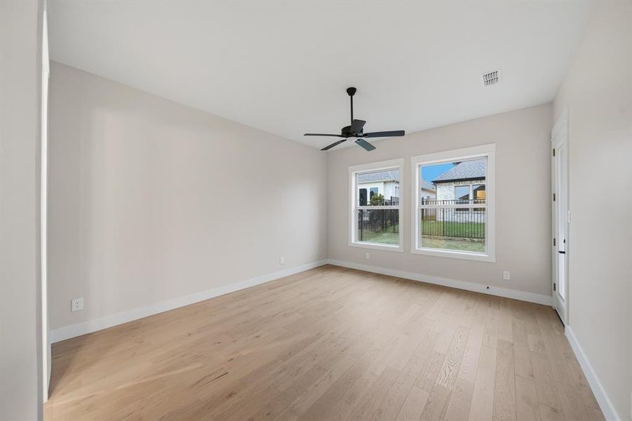 Unfurnished room featuring light wood-style flooring and a ceiling fan