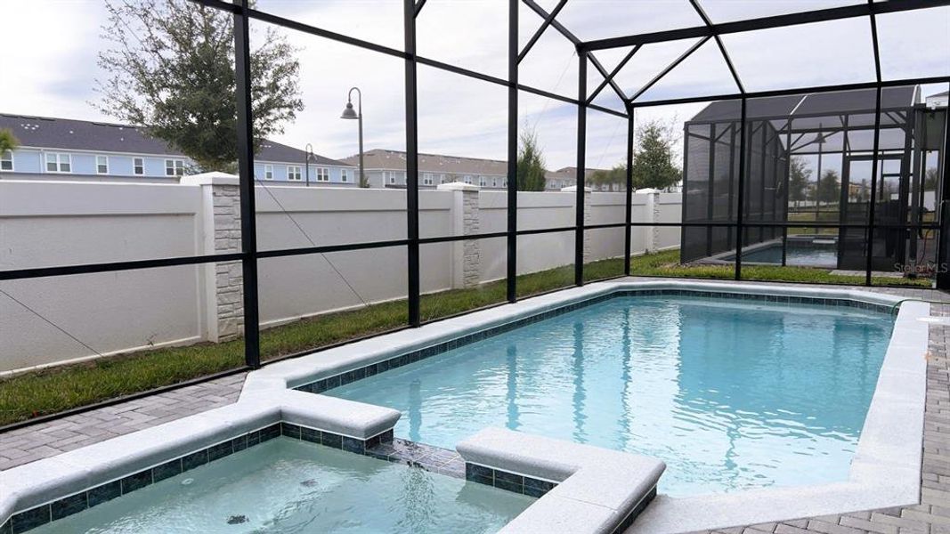 Exterior details and patio area of a home in , Clermont (Image 3).