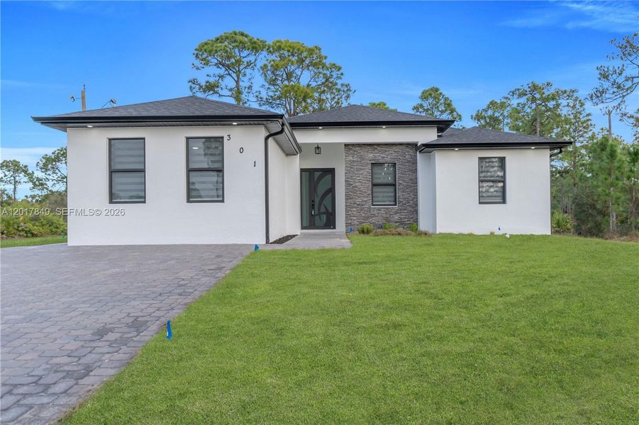 Exterior details and patio area of a home in , Lehigh Acres (Image 4).