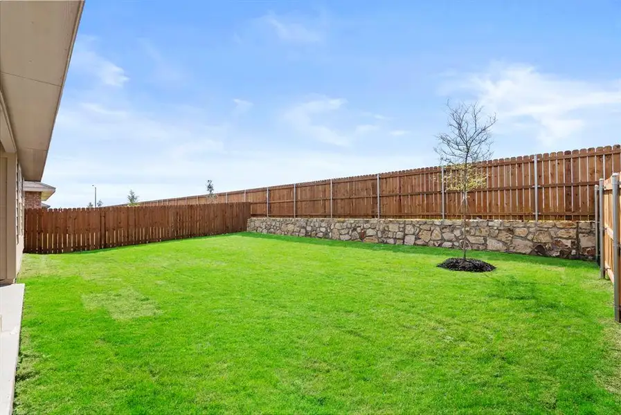 Exterior details and patio area of a home in Sunnycreek, Crowley (Image 3).