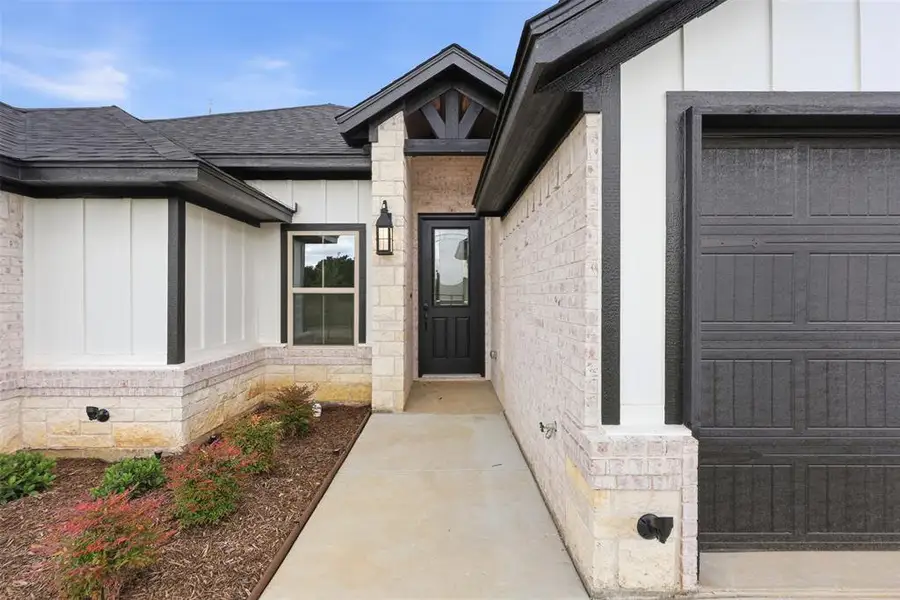 Exterior details and patio area of a home in , Tolar (Image 3).
