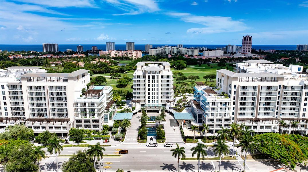 Condo located in Boca Raton, FL showcasing its design and architecture (Image 3).