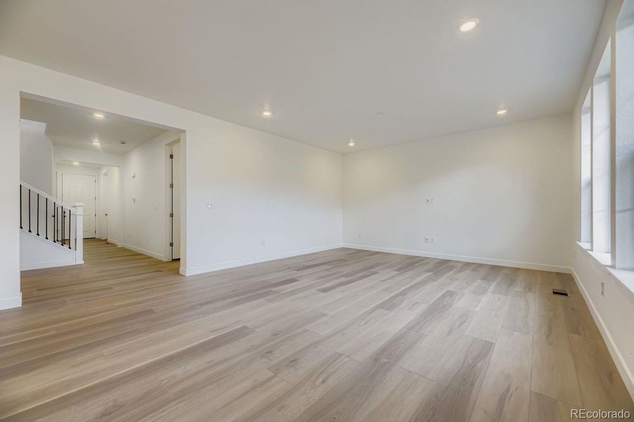Spacious, unfurnished interior of a new home in Ken-Caryl Ranch, Littleton (Image 15).