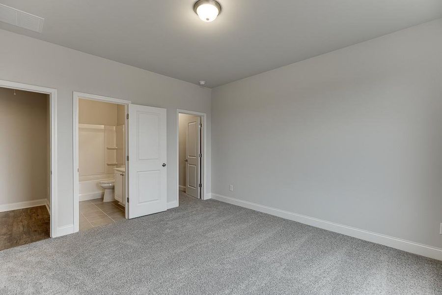 Spacious, unfurnished interior of a new home in , Jefferson (Image 29).
