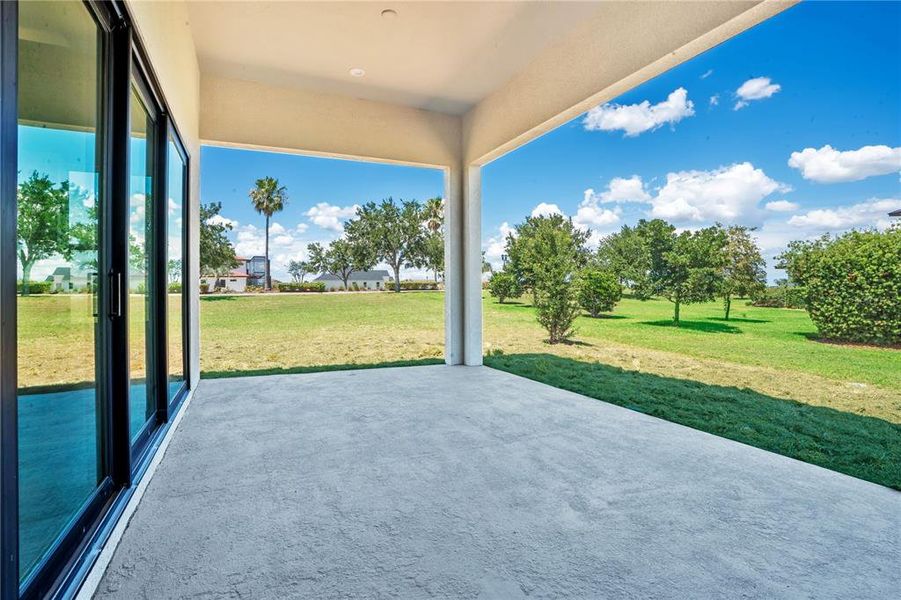 Exterior details and patio area of a home in , Lake Alfred (Image 3).