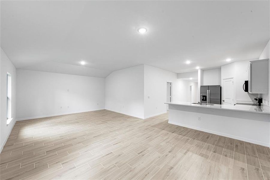 Spacious, unfurnished interior of a new home in , Citrus Springs (Image 9).