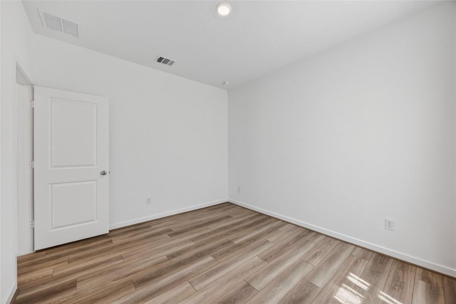 Spacious, unfurnished interior of a new home in Trillium, Richmond (Image 36).