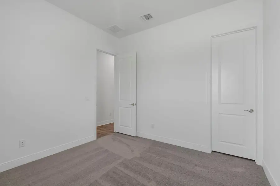 Spacious, unfurnished interior of a new home in Valencia, Manvel (Image 10).