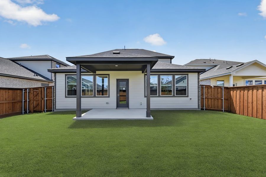 Exterior details and patio area of a home in Madero 50s, Fort Worth (Image 3).
