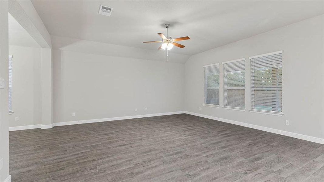 Spacious, unfurnished interior of a new home in Lakeview Pointe, Grand Prairie (Image 33).