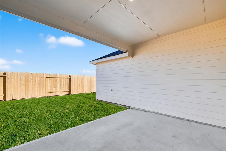 Exterior details and patio area of a home in Rollingbrook Estates, Baytown (Image 22).