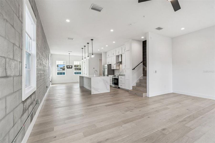 Spacious, unfurnished interior of a new home in , St. Petersburg (Image 33).