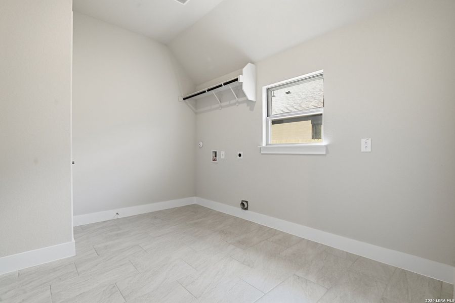 Spacious, unfurnished interior of a new home in Haby Hill 60s, San Antonio (Image 29).