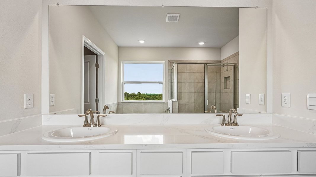Representative interior finishes for a home built from the Hemingway by D.R. Horton in Silverstone North, Palmetto (Image 10).