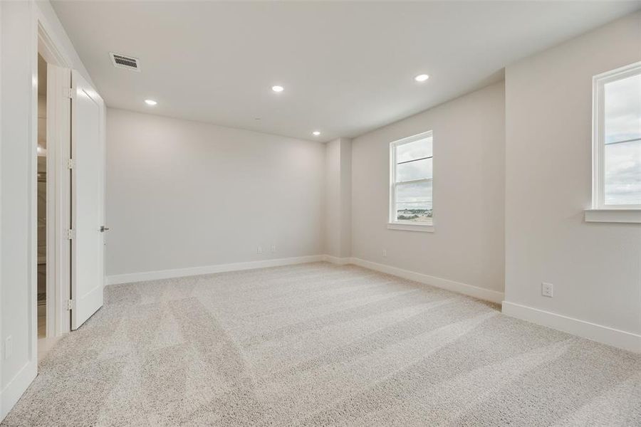 Spacious, unfurnished interior of a new home in Collin Creek, Plano (Image 28). Spacious, unfurnished interior of a new home in Collin Creek, Plano (Image 28).