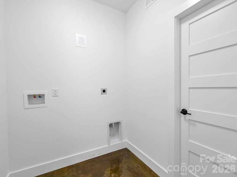 Spacious, unfurnished interior of a new home in , Asheville (Image 24).