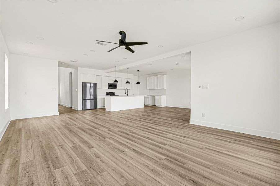 Seamless flow between the kitchen and family room. Seamless flow between the kitchen and family room.