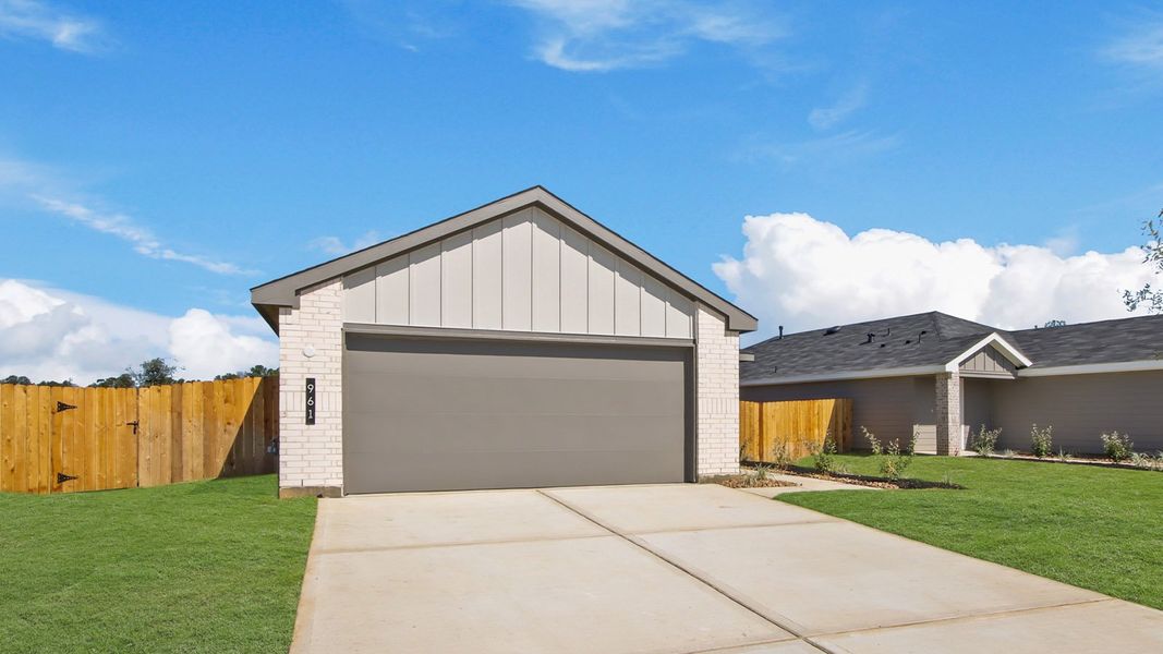 Front exterior of a new home in Silverthorne, Conroe, TX, highlighting curb appeal (Image 2).