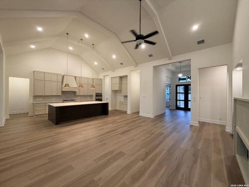 Spacious, unfurnished interior of a new home in Waldsanger, New Braunfels (Image 24).