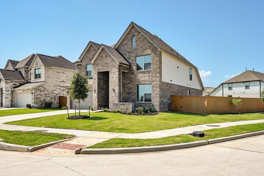 Front exterior of a new home in Sunterra 50s, Katy, TX, highlighting curb appeal (Image 26). Front exterior of a new home in Sunterra 50s, Katy, TX, highlighting curb appeal (Image 26).