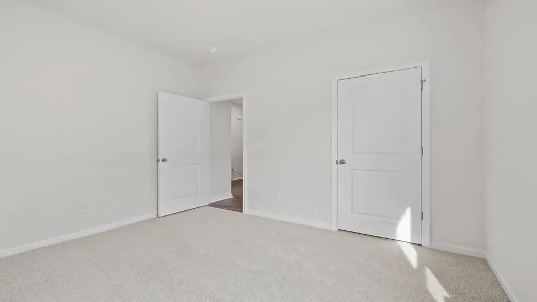 Spacious, unfurnished interior of a new home in Sherwood Gardens, Landrum (Image 17).