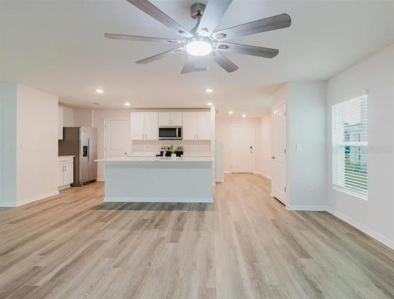 Spacious, unfurnished interior of a new home in Silverstone North, Palmetto (Image 15).