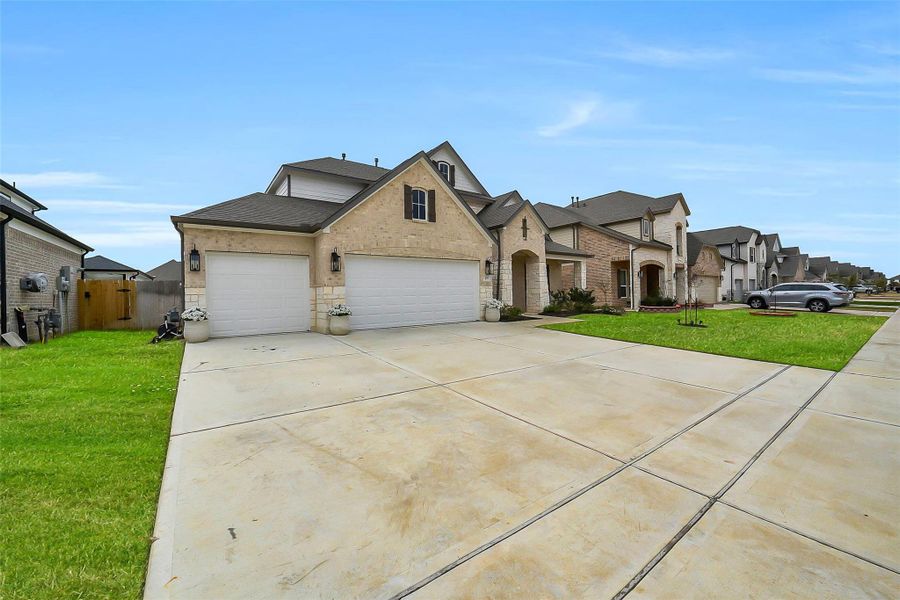 Front exterior of a new home in Beacon Hill, Waller, TX, highlighting curb appeal (Image 23). Front exterior of a new home in Beacon Hill, Waller, TX, highlighting curb appeal (Image 23).