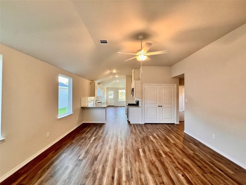 Spacious, unfurnished interior of a new home in Hill & Dale Ranch, Splendora (Image 13).