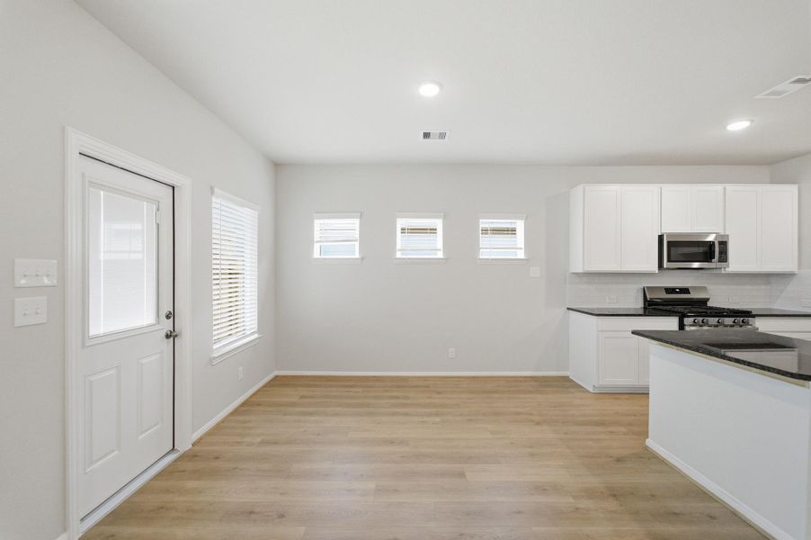 Spacious, unfurnished interior of a new home in Trails at Woodhaven Lakes, La Marque (Image 19).